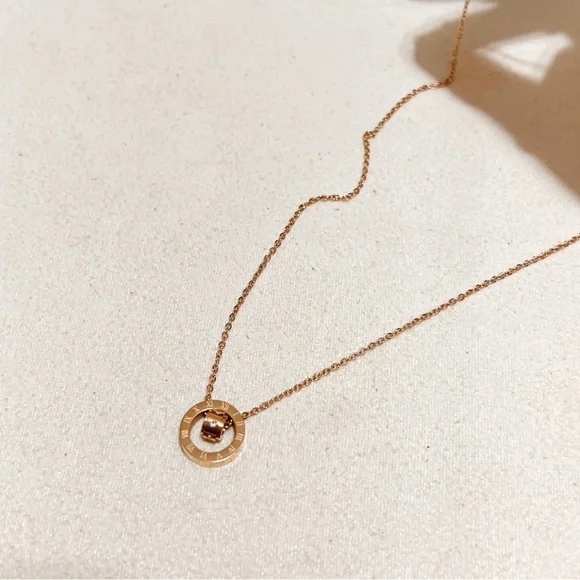 ✨ 18k gold plated rose gold Roman numeral necklace - Picture 11 of 11